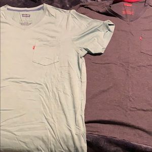 2 Levi’s tees
